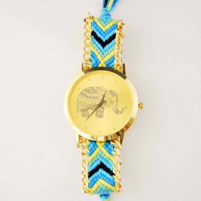 Goldene Uhr mit blauem Stoffarmband und Elefant im Ziffernblatt
