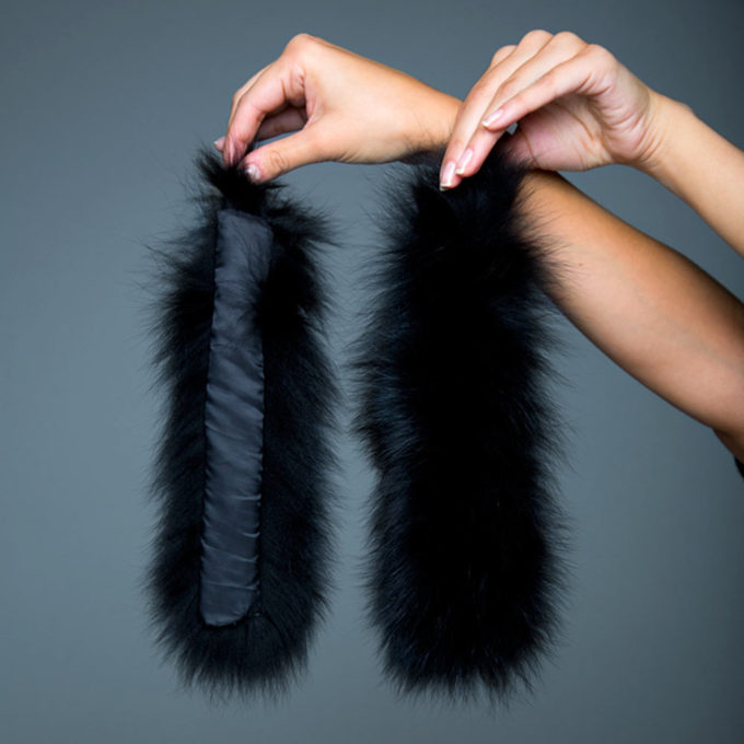 Zwei Echtfell Armbänder in der Farbe schwarz