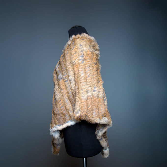 Echtfell Poncho in der Farbe beige von der Seite