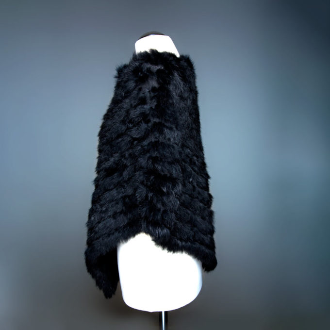 Echtfell Poncho in der Farbe schwarz von der Seite